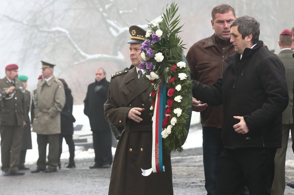 Na pohřeb válečného hrdiny Jaroslava Mevalda přišly desítky lidí.