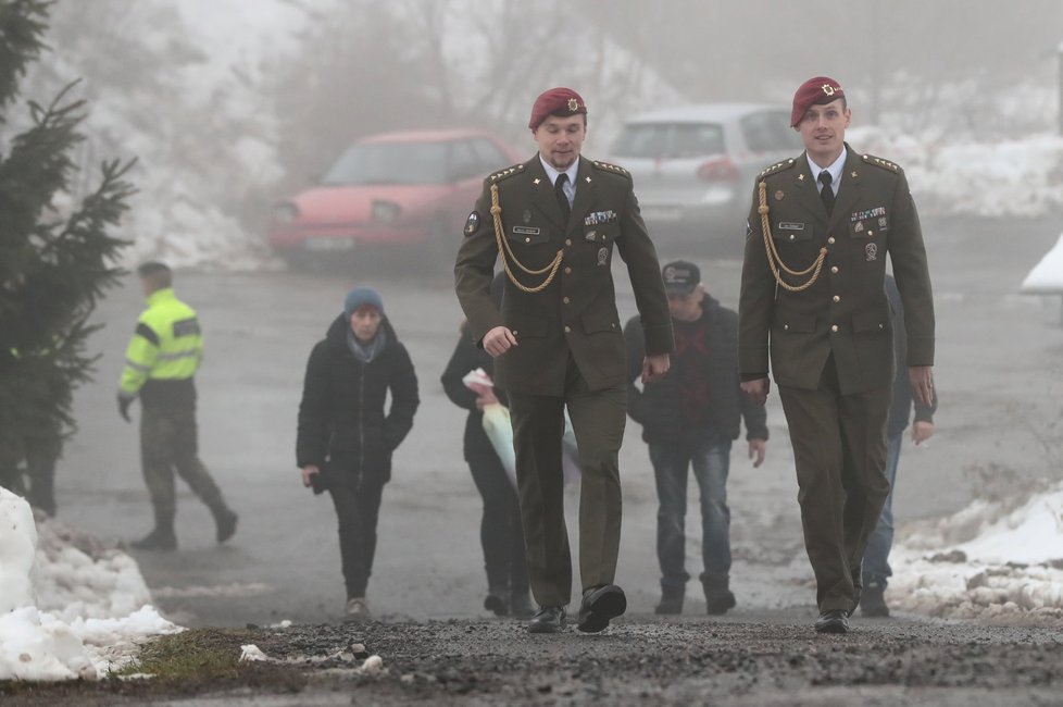 Na pohřeb válečného hrdiny Jaroslava Mevalda přišly desítky lidí.