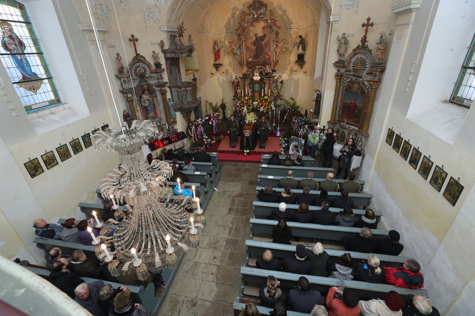 Na pohřeb válečného hrdiny Jaroslava Mevalda přišly desítky lidí.