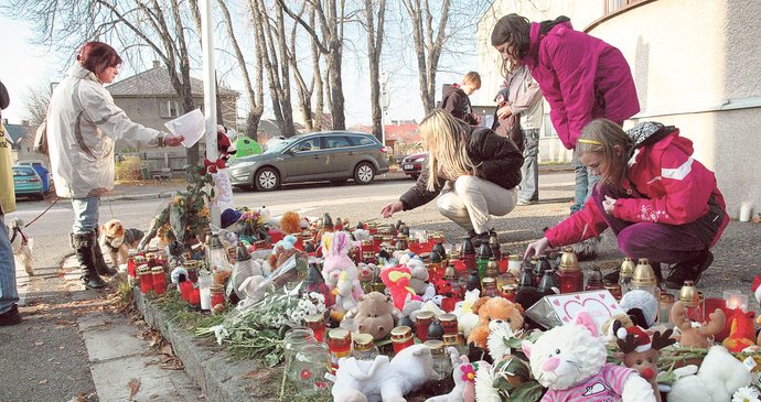 U pomníčku na místě tragédie nenastane takřka vůbec chvilka, kdy by u něj někdo nestál, nepokládal květiny, hračky či nezapaloval svíčku na památku dětí