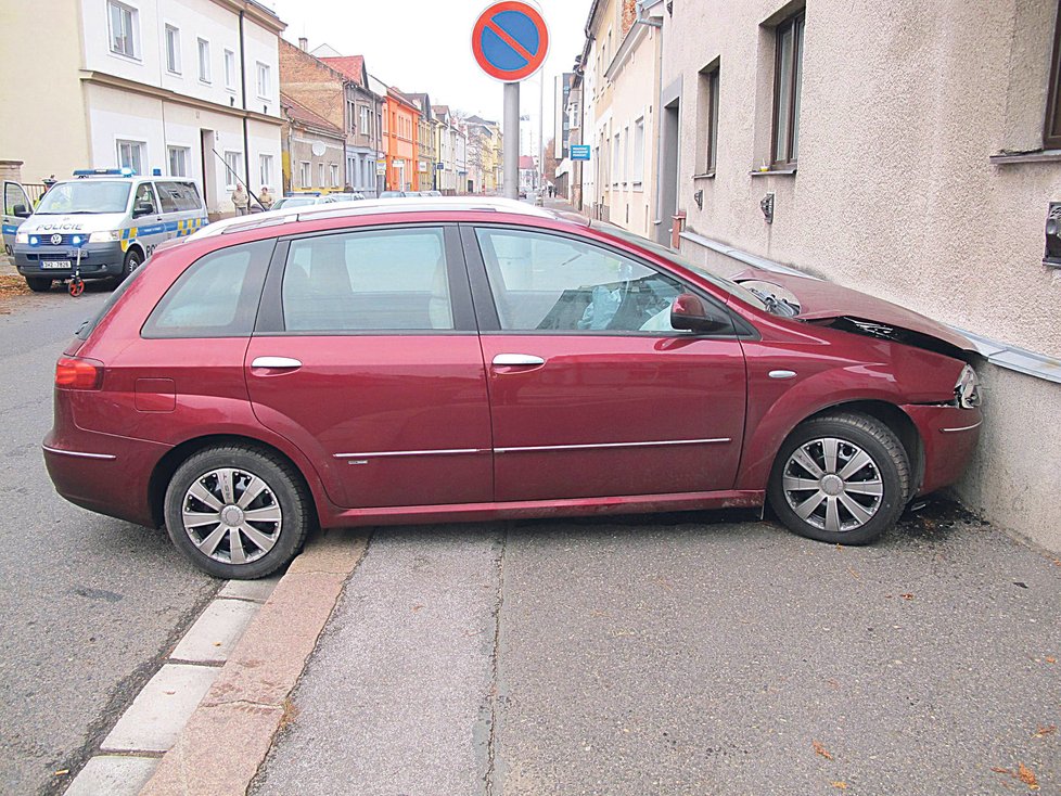 Takto skončilo auto, v němž řidič - epileptik přejel dvě děti