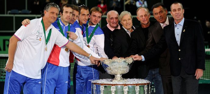 Unikátní momentka dvou zlatých generací. Zleva kapitán Jaroslav Navrátil, Radek Štěpánek, Tomáš Berdych, Lukáš Rosol a Ivo Minář pózují společně s vítězným týmem z roku 1980 - tehdejší trenér Pavel Korda, Jan Kodeš, Pavel Složil, Tomáš Šmíd a Ivan Lendl