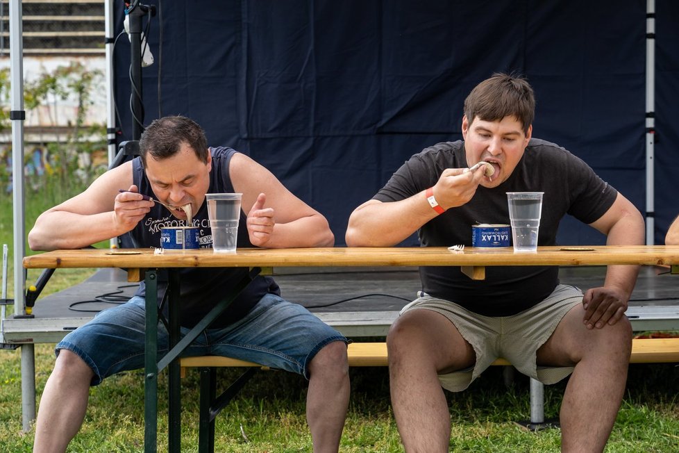 Jaroslav Němec jí fermentovaného sledě na festivalu v Brně