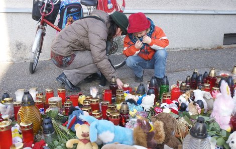 Na místě, kde František a Vítek přišli o život, zapalují lidé svíčky.