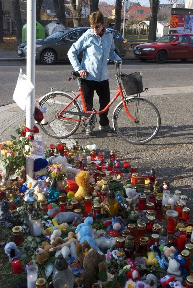 Na místě, kde František a Vítek přišli o život, zapalují lidé svíčky.