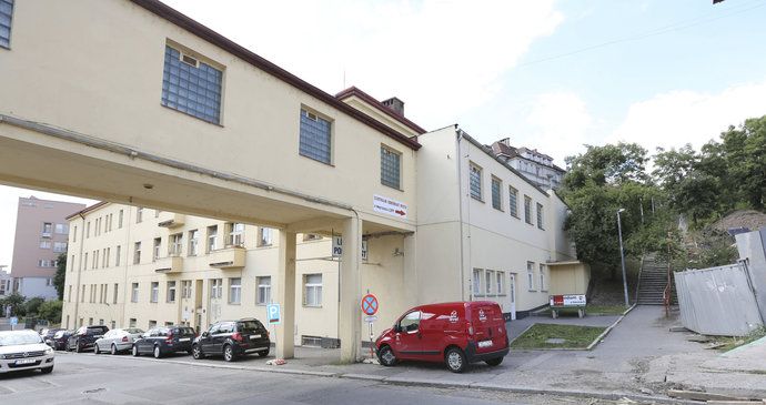 Na této ubytovně Oplíštil znásilnil a zavraždil sedmiměsíční miminko.