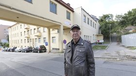Kriminalista Miloslav Dočekal před ubytovnou kde došlo k hrůznému činu