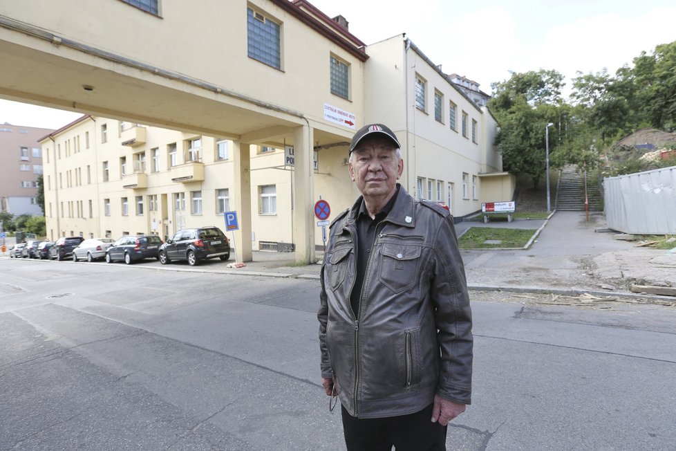 Kriminalista Miloslav Dočekal před ubytovnou kde Oplíštil vraždil.