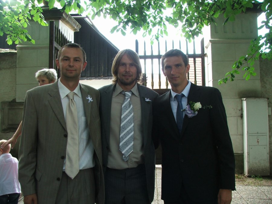 Jaroslav Plašil (uprostřed) s bratry Markem (vpravo) a Janem na Markově letní svatbě.