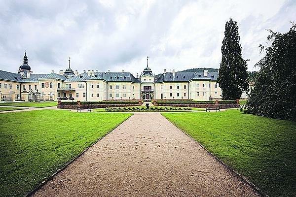 Pořad nás zavede do deseti lokací, třeba na barokní zámek Manětín.