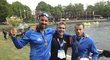 Jaroslav Radoň a Filip Dvořák oslavují s trenérem Liborem Dvořákem úspěch na Světovém poháru v Duisburgu