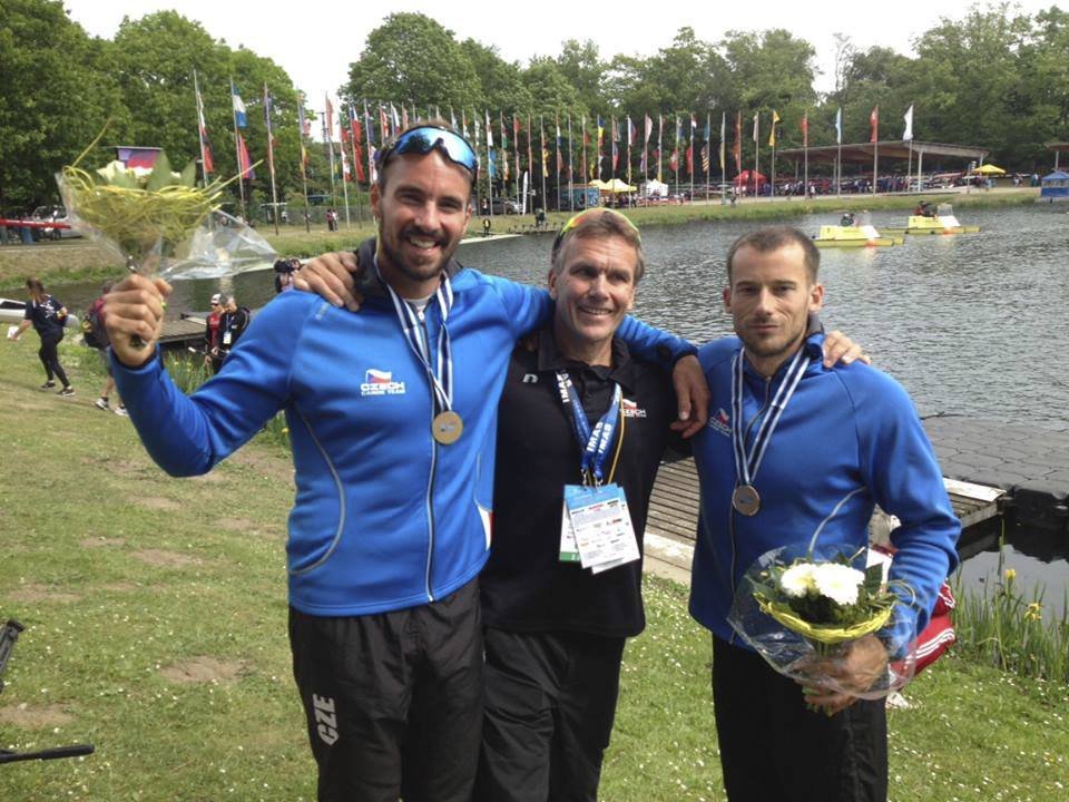 Jaroslav Radoň a Filip Dvořák oslavují s trenérem Liborem Dvořákem úspěch na Světovém poháru v Duisburgu