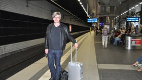 Český spisovatel Jaroslav Rudiš, který dlouhodobě žije v Německu, čeká 25. srpna 2021 na nástupišti berlínského hlavního nádraží. Rudiš je jedním z hostů, které německý prezident Frank-Walter Steinmeier pozval jako doprovod na svou cestu vlakem z Berlína do Prahy (23. 9. 2021)