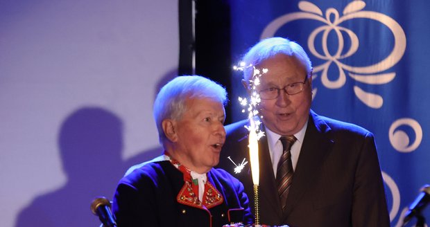 Na scéně Divadla U Hasičů oslavil Satoranský s Jožkou Černým jeho 75 let na jevišti.