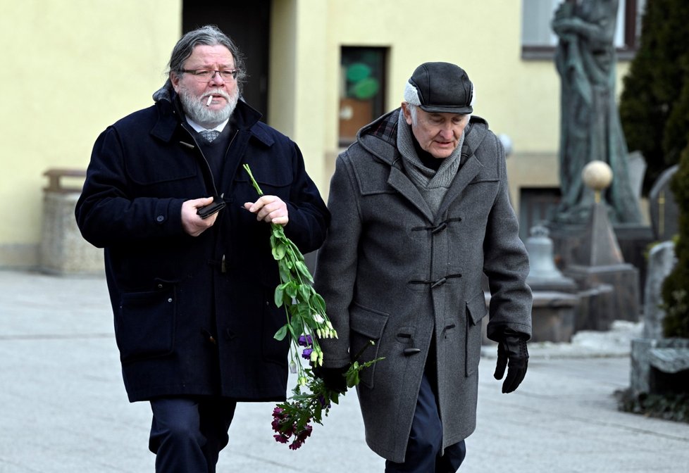 Poslední rozloučení s bývalým ministrem zahraničí, diplomatem a historikem Jaroslavem Šedivým, který zemřel 28. ledna. 6. února 2022, Praha. Poslanec Evropského parlamentu Alexandr Vondra (vlevo).