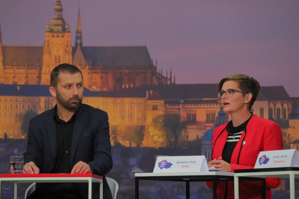 Krajská debata Blesk Zpráv o zemědělství a průmyslu (24. 9. 2020): Zleva moderátor Jaroslav Šimáček a Hana Hajnová (Piráti)