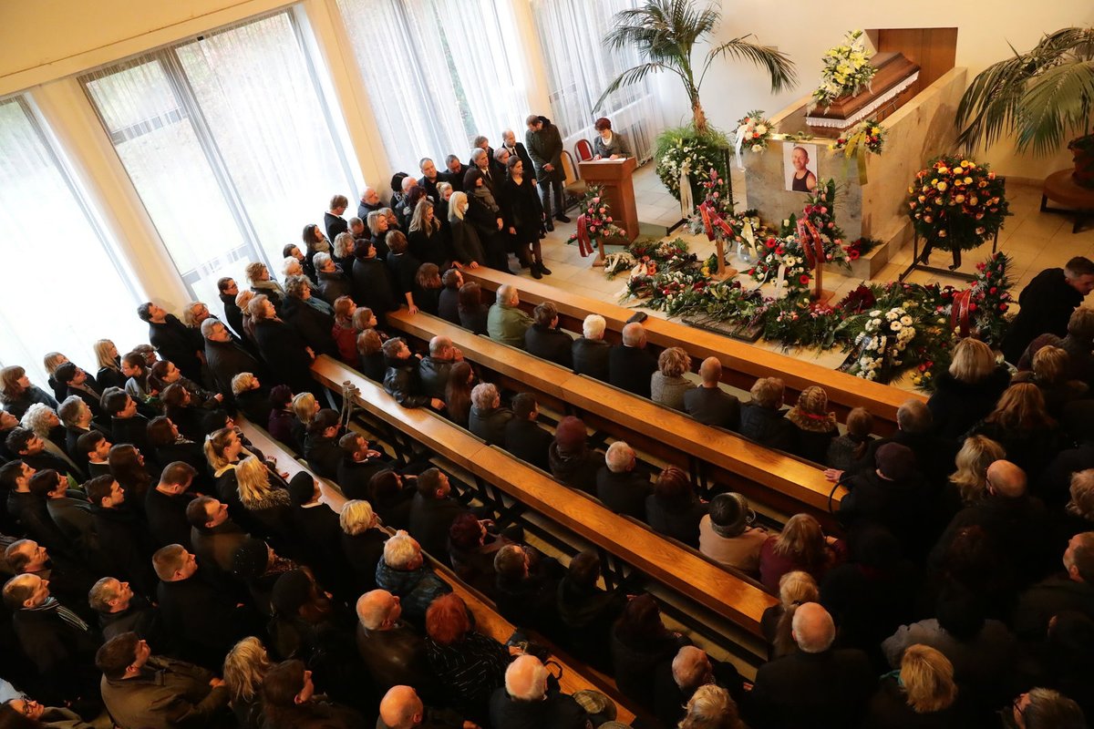Obřadní síň krematoria v Třebíči zaplněná do posledního místa!