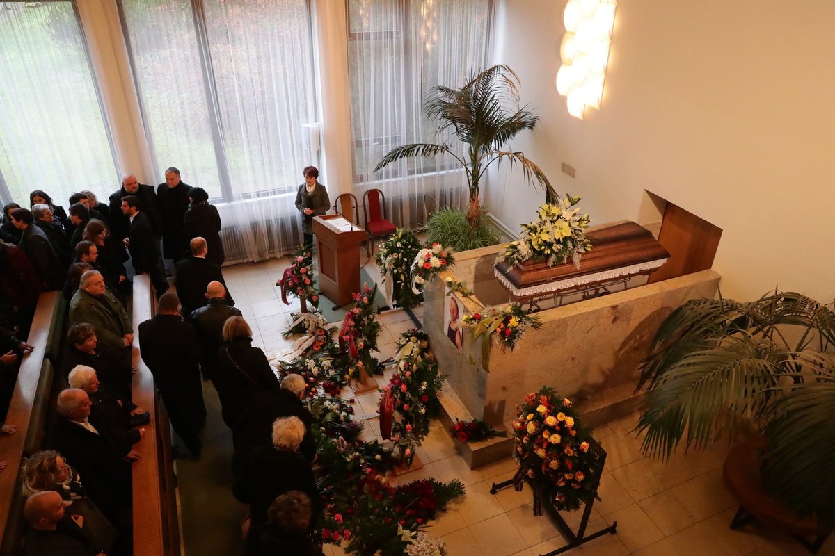 Obřadní síň krematoria v Třebíči zaplněná do posledního místa!