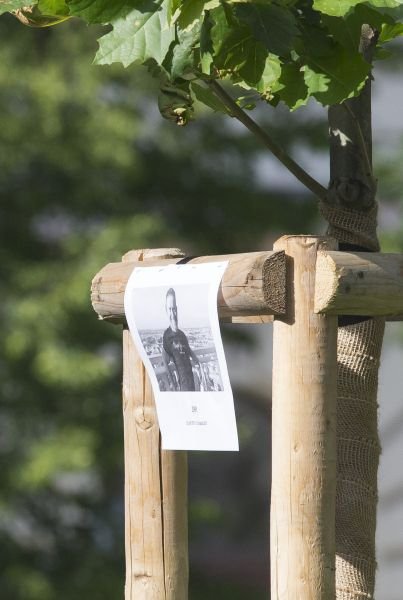 Zesnulého herce připomínala jeho fotografie.