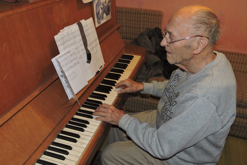 Jaroslav Smutný (83) hraje na tahací harmoniku, basu a klavír. Tvrdí, že každý týden má jinou oblíbenou písničku.