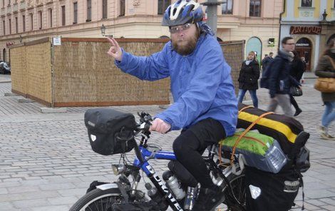 Narodil se se srdeční vadou. Jako dítě nemohl sportovat. Lékaři mu do srdce voperovali chlopeň vyztuženou goretexem. Královým snem je teď projet na kole Jižní i Severní Ameriku od Ohňové země po Aljašku.