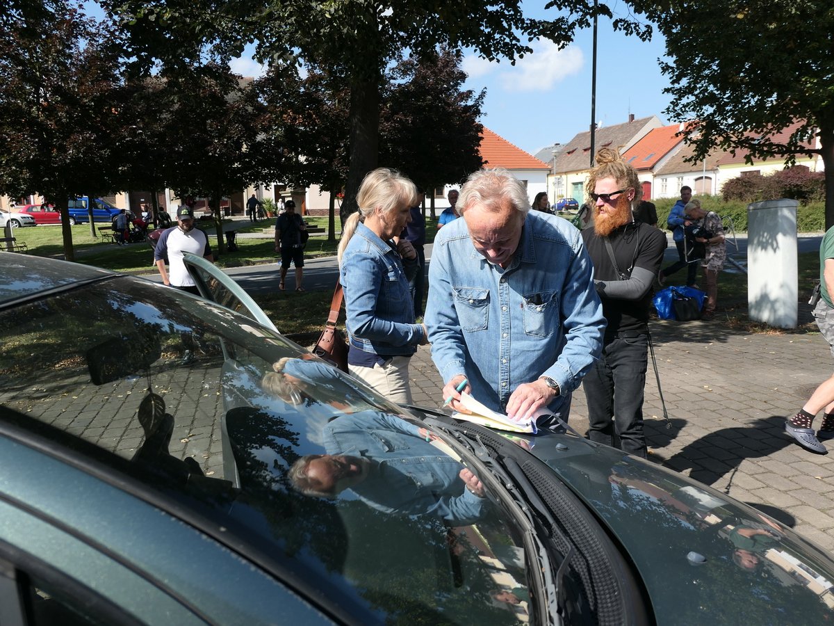 Filamaři před domkem ve Švihově. 