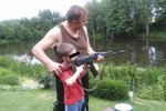 Ke střílení vede tajemník SPD i děti ve své rodině. „Ve stáří jako když najdeš,“ napsal k fotkám, kde učí střílet malého chlapce. Fotkami se chlubí na svém veřejném facebookovém účtu.