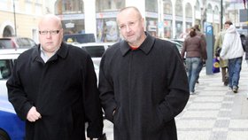 Příbramský podnikatel Jaroslav Starka (vpravo) se svým právním zástupcem Juliem Kramaričem
