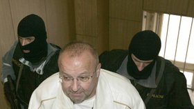 Jaroslava Starku odvádějí po zatčení ozbrojenci. Pobyl si 3 měsíce za mřížemi, vyšetřování však skončilo fiaskem