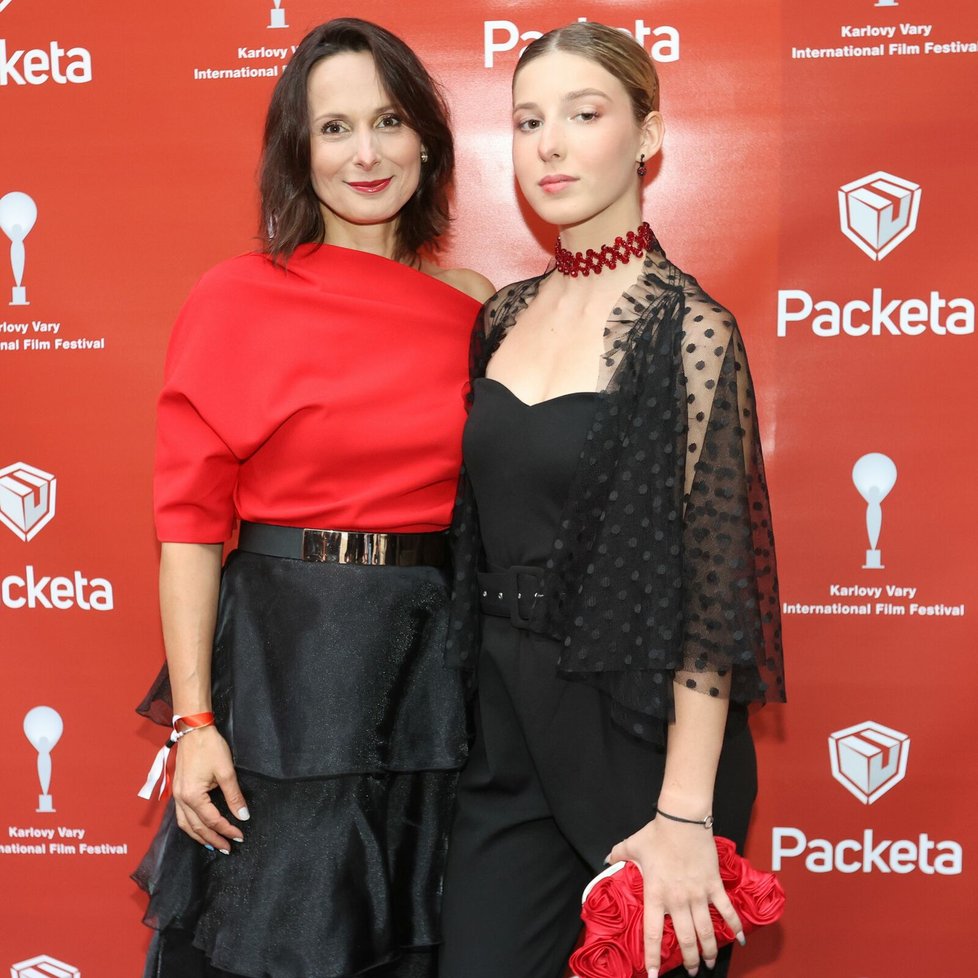 2022 - Zdeňka Žádníková Volencová s nejstarší dcerou Andreou, začínající herečkou.