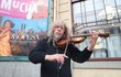Jaroslav Svěcený si zahrál na housle jako bezdomovec
