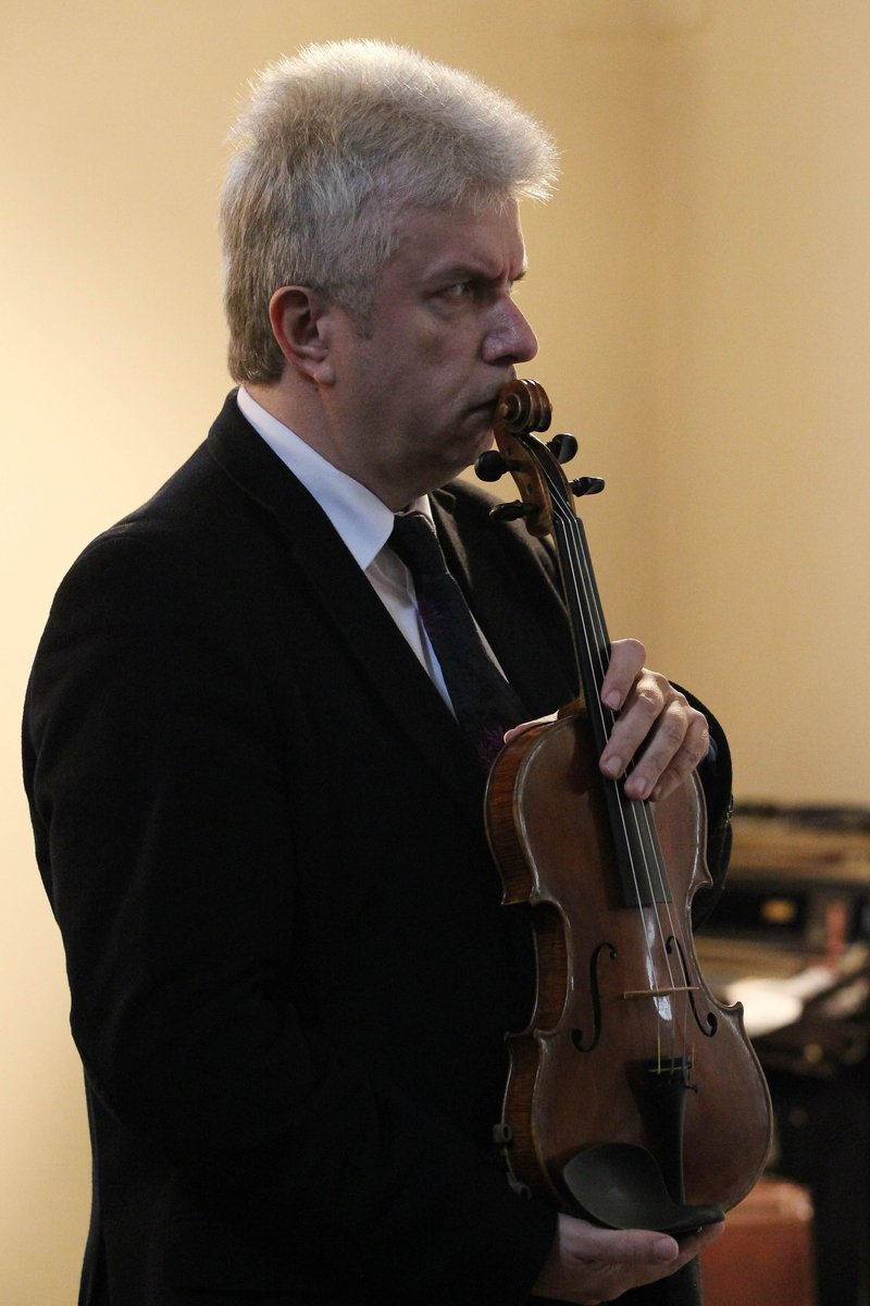 Houslista Jaroslav Svěcený (51) zahrál Ave Maria.
