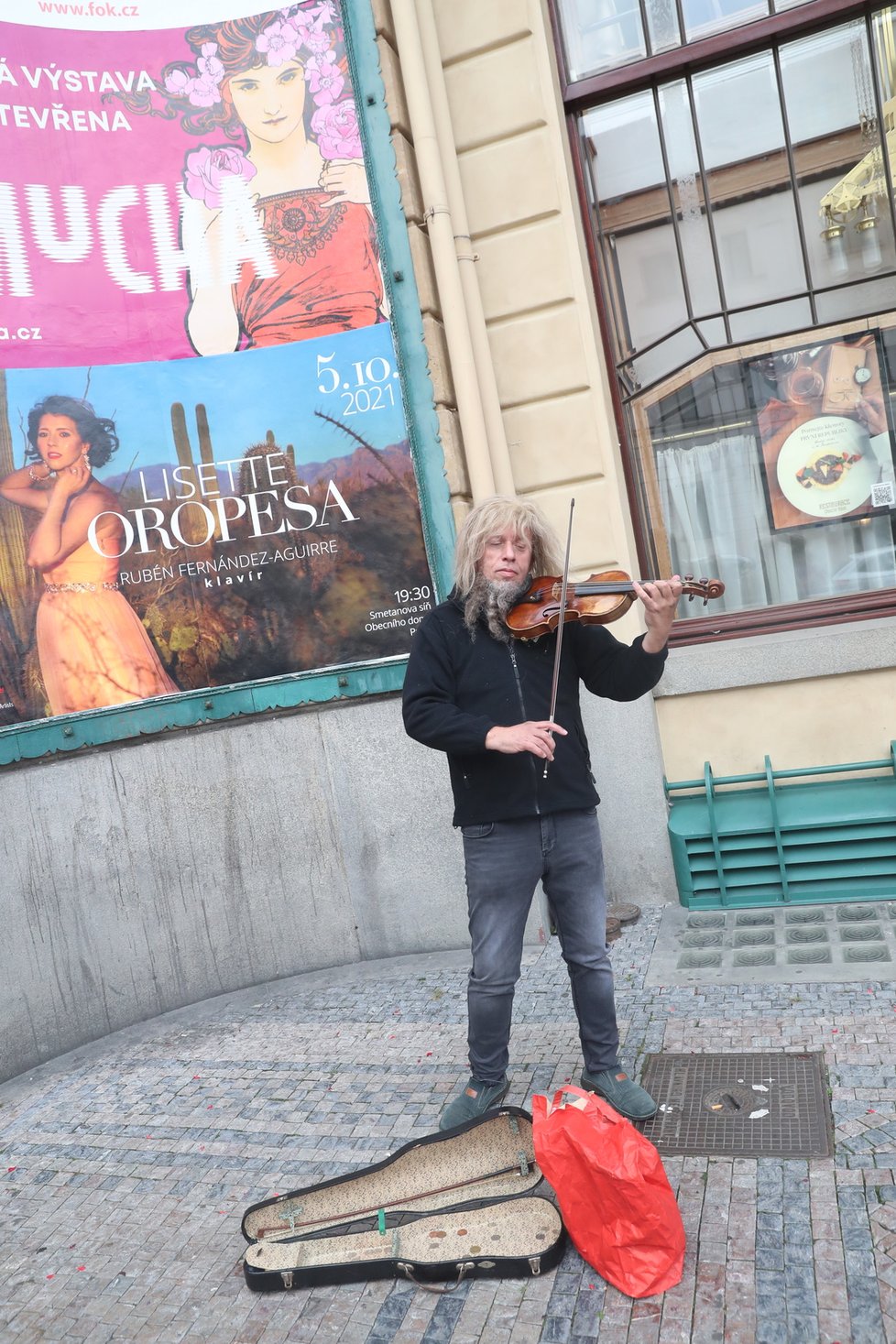 Jaroslav Svěcený si zahrál na housle jako bezdomovec