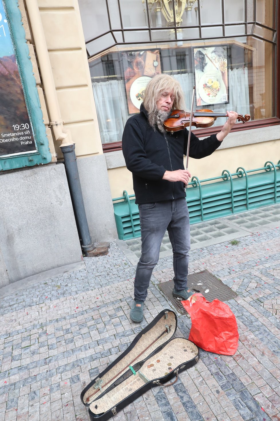 Jaroslav Svěcený si zahrál na housle jako bezdomovec