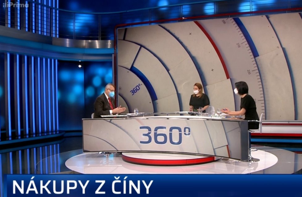 Jaroslav Tvrdík s Pavlínou Wolfovou a Markétou Dobiášovou ve studiu CNN Prima News řešil nákup roušek a respirátorů v Číně. (3.5.2020)
