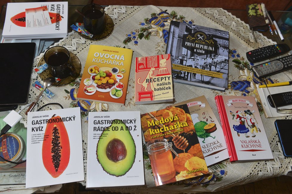 Pan Vašák je také autorem mnoha knih s recepty. Jejich sběrem se baví.