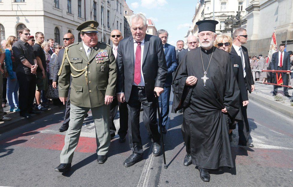 Předseda Českého svazu bojovníků za svobodu Jaroslav Vodička (vlevo) při jedné z památkových akcí