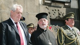 Předseda Českého svazu bojovníků za svobodu Jaroslav Vodička (vpravo) při jedné z památkových akcí.