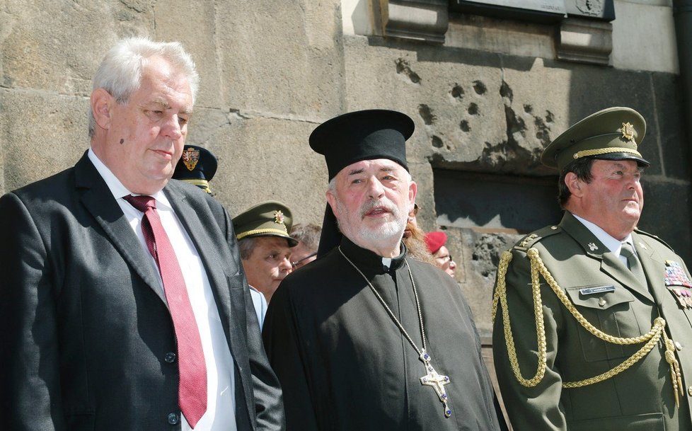 Předseda Českého svazu bojovníků za svobodu Jaroslav Vodička (vpravo) při jedné z památkových akcí