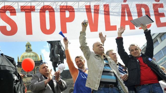 Jaroslav Zavadil (uprostřed) na víkendové demonstraci odborů