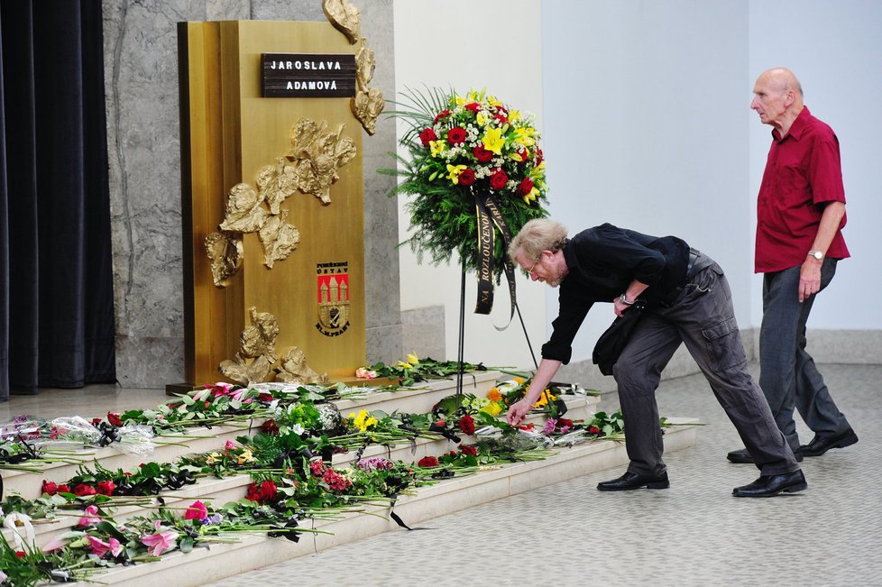 Poslední rozloučení s herečkou Adamovou proběhlo ve Velké síni strašnického krematoria.