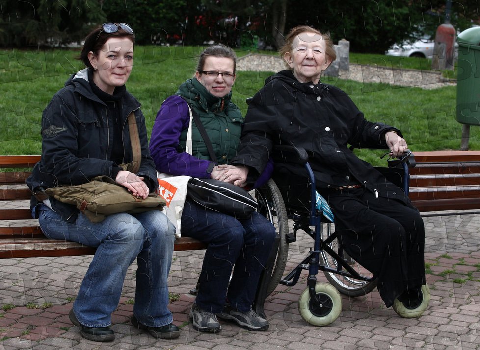 O Jaroslavu Hanušovou se po amputaci starají dcery - zdravotní sestra Klára (vlevo) a úřednice Bára (uprostřed)