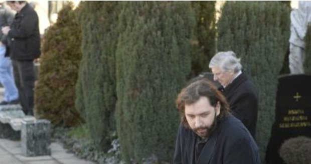 29.1. 2016 : Herečka se zúčastnila za doprovodu syna pohřbu europoslance Ransdorfa.