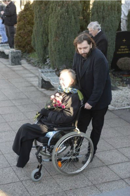 29.1. 2016 : Herečka se zúčastnila za doprovodu syna pohřbu europoslance Ransdorfa.