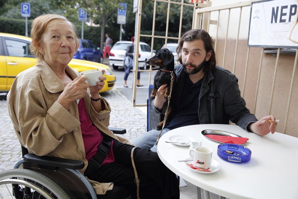 Přestože slavné Jaruš z Možná přijde i kouzelník amputovali obě nohy, herečka si nezoufá.