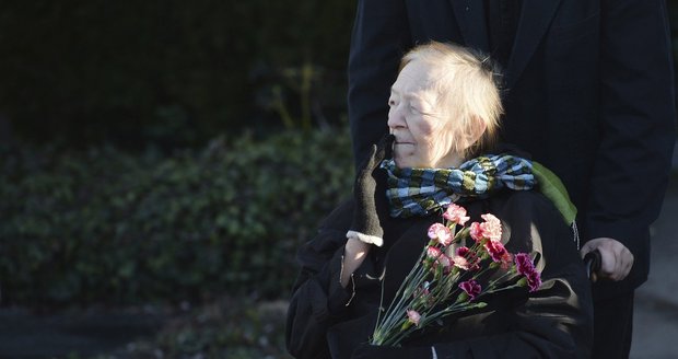 Jaroslava Hanušová přijela na pohřeb komunistického europoslance Miloslava Ransdorfa.