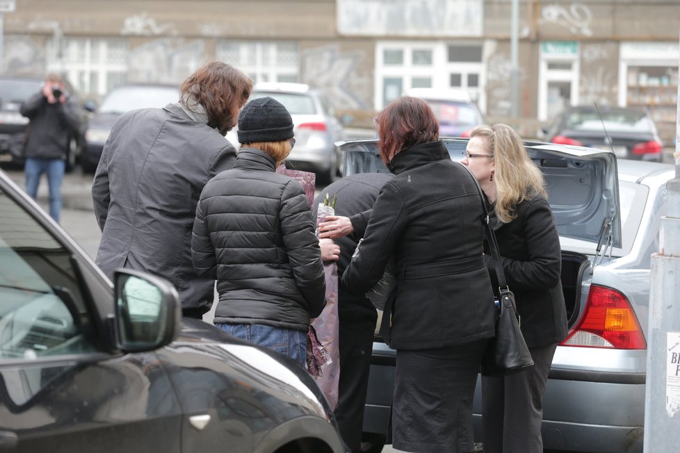 Děti Jaroslavy Hanušové se sešli u auta.