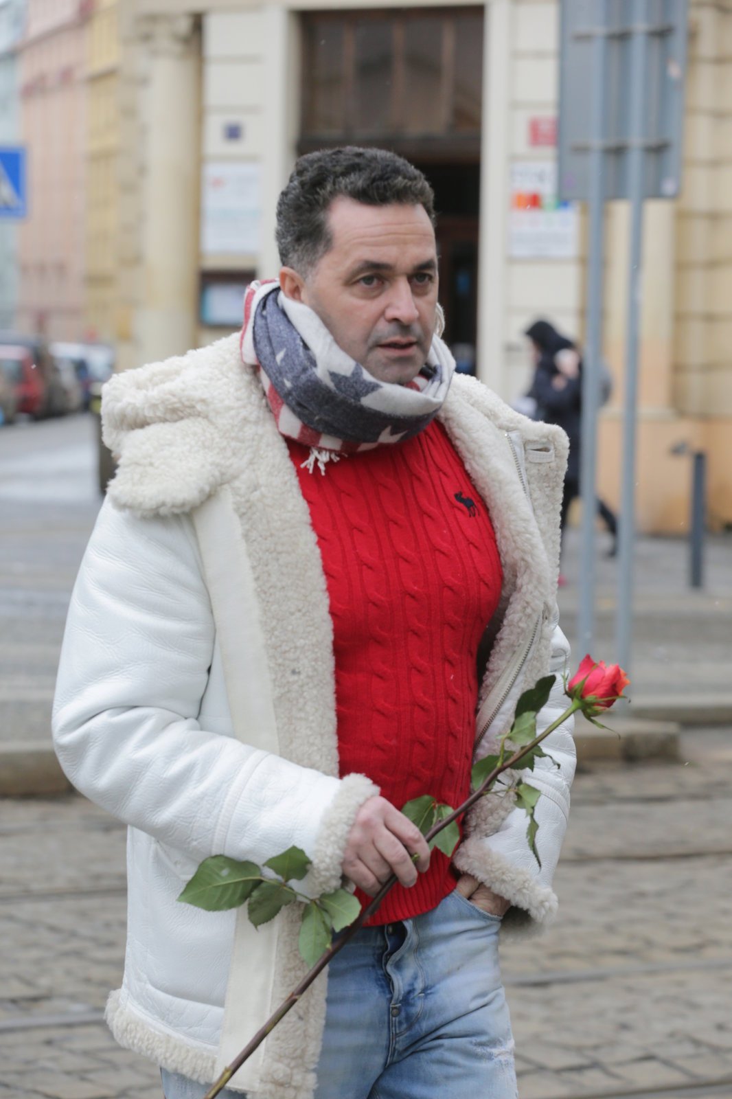 Martin Dejdar přišel v bílém a s růží. 