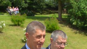 Svatbu Jaroslavy Jermanové si nenechal ujít ani šéf ANO Andrej Babiš. Dorazil s pugétem rudých růží.