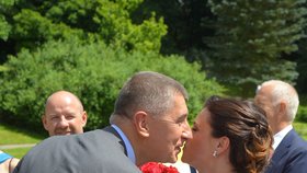 Svatbu Jaroslavy Jermanové si nenechal ujít ani šéf ANO Andrej Babiš. Dorazil s pugétem rudých růží.